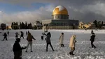 Foto: Senyum Bahagia di Komplek Masjid Al-Aqsa Saat Salju Turun