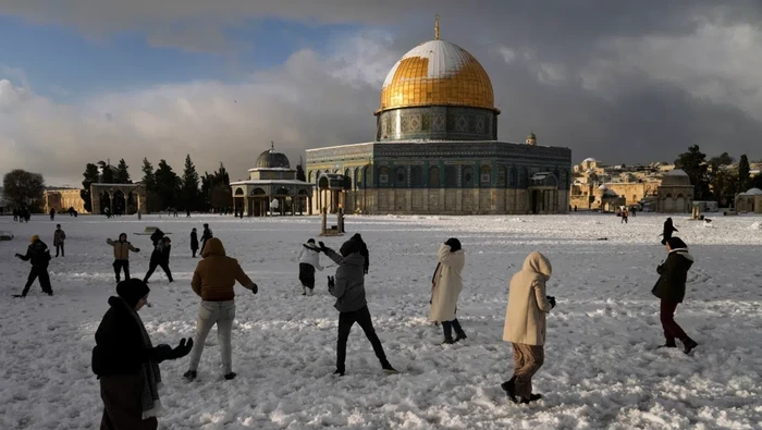 Saat Salju Hujani Kompleks Masjidil Aqsa
