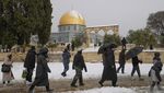 Foto: Senyum Bahagia di Komplek Masjid Al-Aqsa Saat Salju Turun