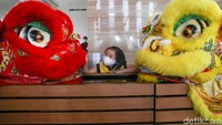 Seorang anak melihat kostum barongsai di sela-sela perayaan Imlek.