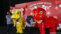 Para pemain Barongsai mendapatkan angpao dari Chinese Mandarin Head Daniel Zhang dan Principal Sampoerna Academy BSD Beatrice Da Roza.