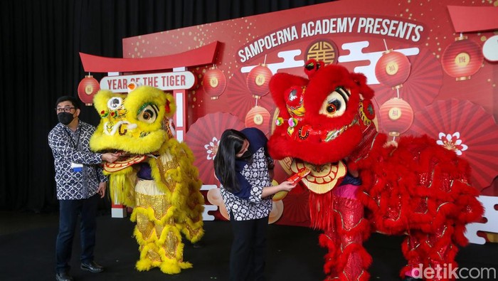 Sambut Imlek, Siswa Sekolah Ini Tampilkan Barongsai Sekolah di BSD, Tangerang Selatan, gelar perayaan Imlek secara virtual. Dalam acara itu, para siswa menampilkan barangsai an aksi beladiri.