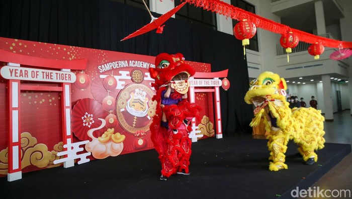 Sambut Imlek, Siswa Sekolah Ini Tampilkan Barongsai Sekolah di BSD, Tangerang Selatan, gelar perayaan Imlek secara virtual. Dalam acara itu, para siswa menampilkan barangsai an aksi beladiri.
