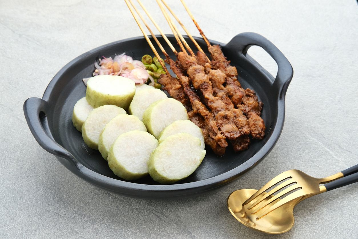 Chicken satay (chicken satay), Madura Chicken Satay with Lontong and peanut sauce. One of the popular street foods in Indonesia