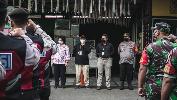 Satgas BLBI melakukan penyitaan aset barang jaminan obligor/debitur Santoso Sumali yang belum menyelesaikan utangnya di Jalan Pilar, Kompleks Perumahan Delta Kedoya. (dok. DJKN)