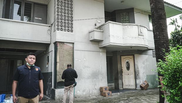 Satgas BLBI melakukan penyitaan aset barang jaminan obligor/debitur Santoso Sumali yang belum menyelesaikan utangnya di Jalan Pilar, Kompleks Perumahan Delta Kedoya. (dok. DJKN)