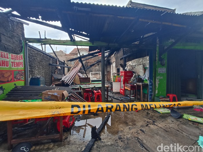 Sebanyak 8 ruko di Jalan Condet Raya, Kramat Jati, Jakarta Timur (Jaktim) terbakar. Kebakaran diduga akibat terjadinya gas bocor. Wildan Noviansah/detikcom)