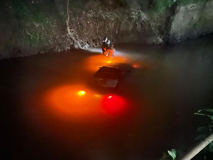 Sebuah mobil tercebur ke Kali Pesanggrahan Cirendeu, Tangsel. Damkar Tangsel mengevakuasi selama 7 jam.