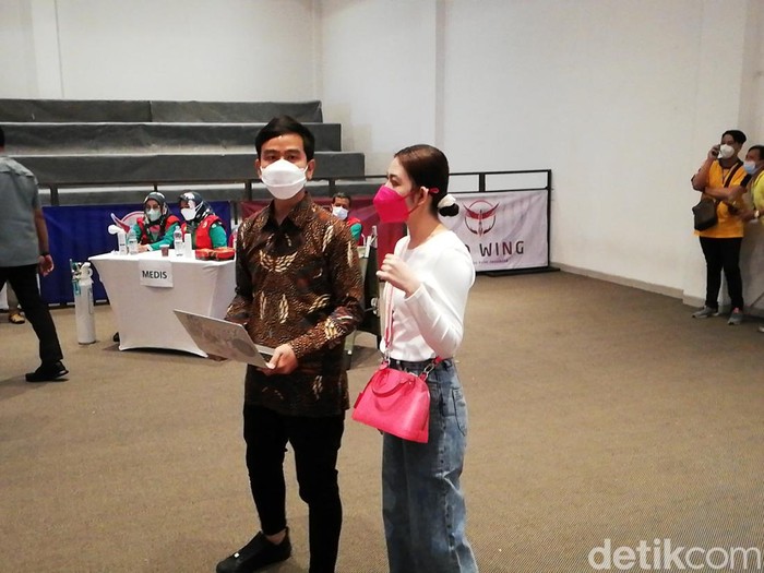 Selvi Ananda saat menyaksikan Jan Ethes ikut kejuaraan Taekwondo Piala Wali Kota Solo 2022, Jumat (28/1/2022).