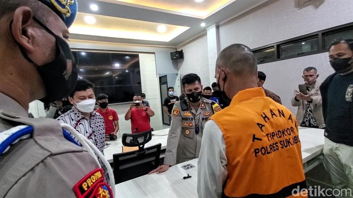 Seorang eks Desa Kademangan, Surade, Kabupaten Sukabumi saat gelar perkara di Polres Sukabumi