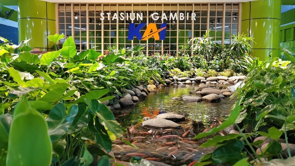 Selain tanaman hidup, juga terdapat kolam kecil serta beberapa tempat duduk penumpang yang bisa dimanfaatkan untuk menunggu keberangkatan kereta api. (dok PT KAI Daop 1 Jakarta)