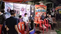 Di antara sebagian besar pelayat yang  datang di rumah duka adalah pihak keluarga besar dan kerabat dekat Grace. Mereka berdatangan sejak siang tadi.