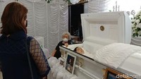 Di rumah duka ini, pihak keluarga melakukan sejumlah rangkaian ibadah. Salah satu rangkaiannya yang dilakukan adalah ibadah malam penghiburan jenazah mendiang Grace Karundeng.