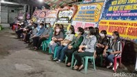 Tampak pelayat dari berbagai kalangan yang berdatangan di rumah duka Grace. Berjejer pula karangan bunga ucapan turut berbelasungkawa yang mengalir bagi Grace dan keluarga yang ditinggalkan.