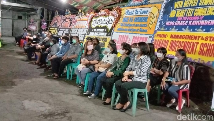 Suasana pilu selimuti rumah duka Grace Karundeng, mahasiswi asal Minahasa Utara, Sulut yang meninggal misterius di Kanada. Suasana pilu selimuti rumah duka Grace Karundeng, mahasiswi asal Minahasa Utara, Sulut yang meninggal misterius di Kanada.