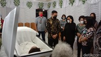 Tampak Bupati Minahasa Utara Joune J. E. Ganda membesarkan hati para keluarga yang ditinggalkan.