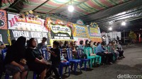 Para pelayat terus berdatangan hingga pukul 22.00 Wita di rumah duka. Lokasinya berada di Kelurahan Airmadidi Atas, Kecamatan Airmadidi, Kabupaten Minahasa Utara.