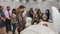 Bupati Minahasa Utara Joune J. E. Ganda turut melayat ke rumah duka. Joune yang datang sekitar pukul 19.00 Wita mengenakan setelan batik.
