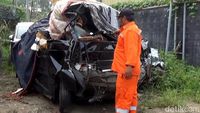 Tabrak Belakang Truk Di Tol Cipularang, Pikap Ini Ringsek