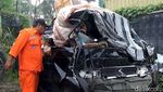 Tabrak Belakang Truk di Tol Cipularang, Pikap Ini Ringsek