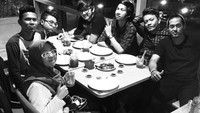 Bersama teman-temannya, Aliando tampak asyik makan. Foto ini terbilang lama karena diambil pada 2016. Wah waktu masih muda banget nih Aliando! Foto: Instagram @aliandooo