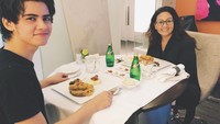 Bukan hanya punya momen makan bersama teman-temannya, Aliando juga sering makan bersama sang ibu. Menu pilihannya ada steak. Yummy! Foto: Instagram @aliandooo
