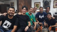Dalam siaran langsung di Instagramnya, Aliando mengatakan cukup tersiksa dengan penyakit yang diidapnya ini. Saat makan kuaci pun, Aliando tidak langsung membuang kulitnya tapi justru ditata rapi.  Foto: Instagram @aliandooo