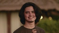 Sebuah es krim sedang asyik dinikmati Aliando. Dengan senyum lebar, posenya seolah menawarkan es krim pada netizen yang melihat fotonya ini. Foto: Instagram @aliandooo