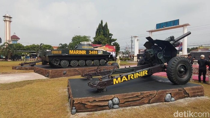 Tank dan meriam hibah dari Marinir menjadi monumen di Alun-alun Kabupaten Batang.