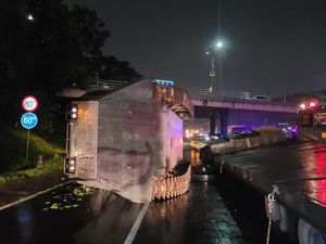Truk Pembawa Tank Terguling di Tol Km 9.200 Perak Arah Waru