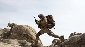 Human Universal Load Carrier (HULC) merupakan semacam pakaian ekoskeleton yang bisa membuat pemakainya mengangkat beban berat dan mengurangi potensi cedera.  Foto: Pocket Lint
