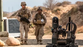 Modular Advanced Armed Robotic System adalah robot militer bersenjata lengkap, bentuknya pun sangar. Tentu para tentara akan lebih tenang jika ada robot ini mendampingi mereka di medan pertempuran. Foto: Pocket Lint