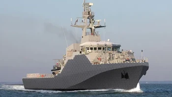 Musuh tak bisa menembak apa yang tak terlihat. Itulah yang dikembangkan oleh BAE Systems dalam teknologi kamuflase ADAPTIV. Kendaraan militer seperti kapal diselimuti dengan infra merah dan semacam perisai untuk meleburkannya dengan lingkungan sekitar. Foto: Pocket Lint