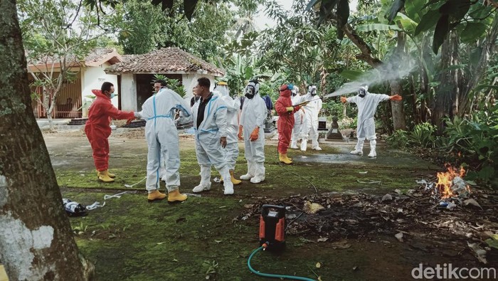 Tim kubur Satgas COVID-19 usai pemakaman di Desa kebon, kecamatan Bayat, Jumat (28/1/2022).