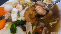 Capcay goreng di sini juga tak boleh dilewatkan. Campurannya ada seafood, daging babi, dan kulit babi. Foto: detikFood/Yenny Mustika Sari