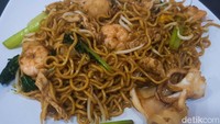 Seporsi mie goreng dengan topping seafood sangat memanjakan lidah. Foto: detikFood/Yenny Mustika Sari