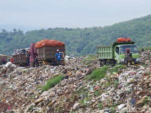 Sampah di Bandung Terlambat Dibuang gegara TPA Sarimukti Berlumpur