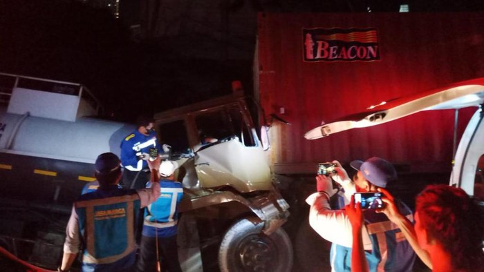 Truk muatan kimia tabrak belakang truk di Tol Tangerang