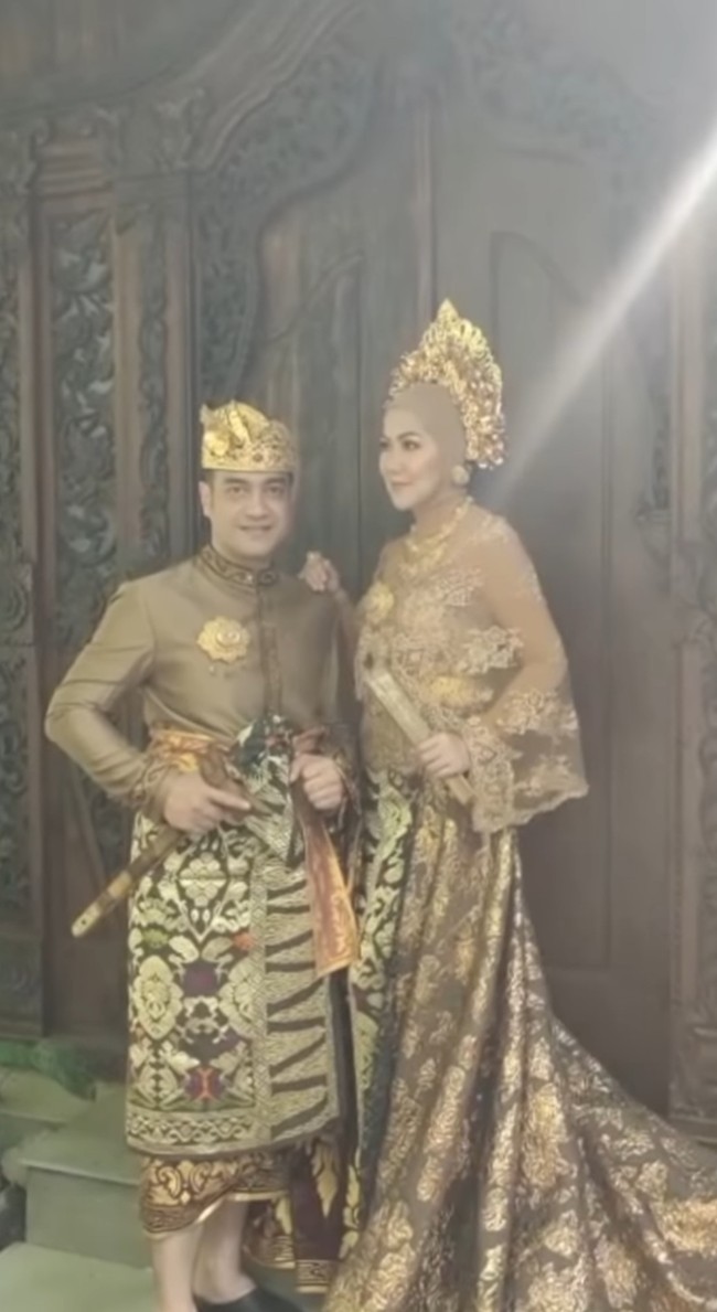 Inilah penampilan lainnya Ferry dan Vena dengan busana adat bernuansa emas. Keduanya tak segan mengumbar pose mesra yang tak sedikit netizen yang memberikan cibiran. Foto: Dok. Instagram