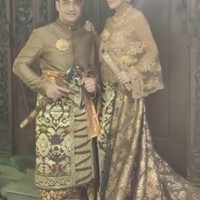 Inilah penampilan lainnya Ferry dan Vena dengan busana adat bernuansa emas. Keduanya tak segan mengumbar pose mesra yang tak sedikit netizen yang memberikan cibiran. Foto: Dok. Instagram