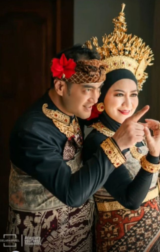 Venna dan Ferry tampil bak bangsawan Bali. Penampilan Venna Melinda lengkap dengan mahkota. Sementara Ferrry mengenakan jas safari khas Bali beserta kain  kamen. Foto Dok. Instagram