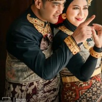 Venna dan Ferry tampil bak bangsawan Bali. Penampilan Venna Melinda lengkap dengan mahkota. Sementara Ferrry mengenakan jas safari khas Bali beserta kain  kamen. Foto Dok. Instagram