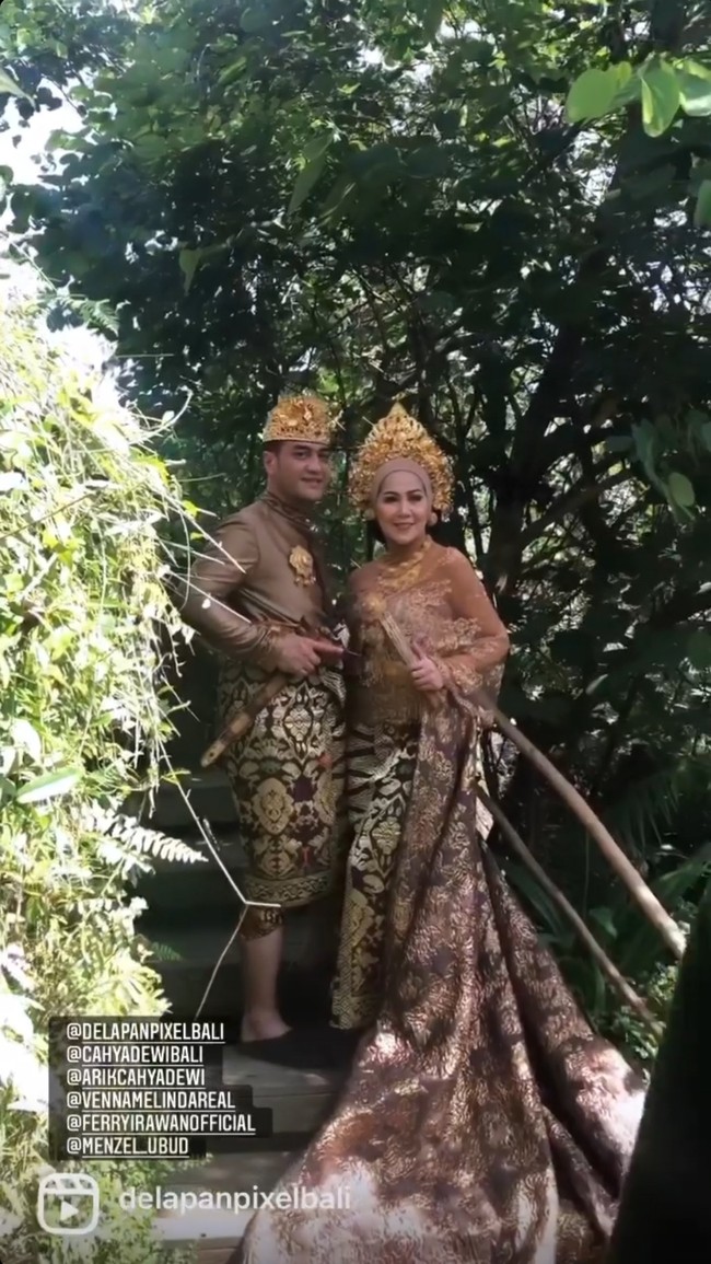 Menjelang pernikahan, Venna Melinda dan Ferry Irawan melakukan foto prewedding di Bali. Keduanya tampil unik dengan pakaian adat Bali.Foto: Dok. Instagram