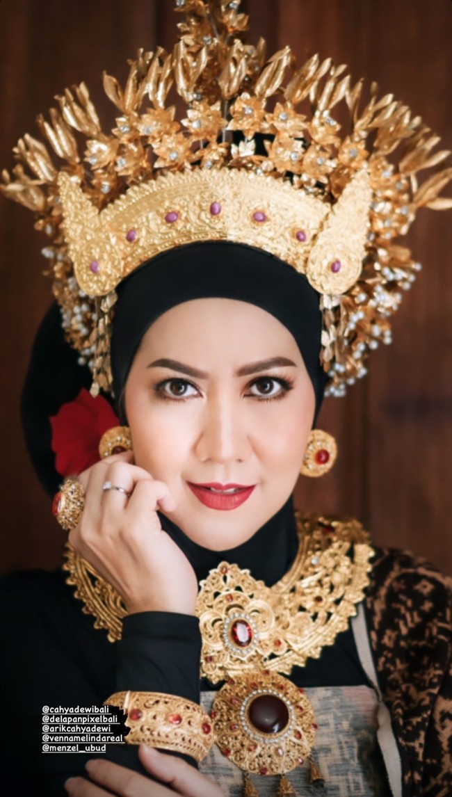 Penampilan cantik Venna Melinda berpose close up. Sejumlah netizen memuji tentang aura awet muda dan bahagia Putri Indonesia tahun 1994 itu.Foto: Dok. Instagram
