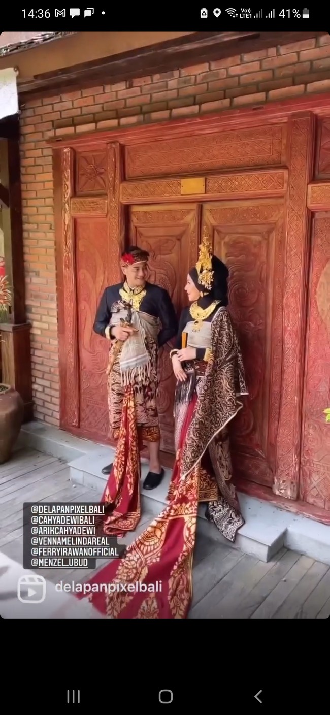 FAwalnya suka liat kalian berdua. Lama-lama jadi ilfil pertama karena belum jadi muhrim udah overacting, kedua bukan lagi muda udah sama-sama pernah rayain pesta, ketiga Islam nggak ada prewed apalagi sampai nempel-nempel berdua, tulis netizen. Mohon maaf. Maaf banget bukannya lagi hijrah di jalan allah ya? Maaf, netizen mengingatkan. foto: Dok. Instagram