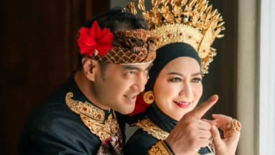 Foto Prewedding Venna Melinda dan Ferry Irawan dengan Adat Bali, Tuai Cibiran