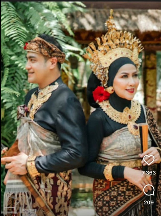 Dalam foto prewedding tersebut, Venna dan Ferry mengenakan dua busana adat Bali yang berbeda. Ada yang mengenakan busana bernuansa emas, dan hitam.Foto: Dok. Instagram