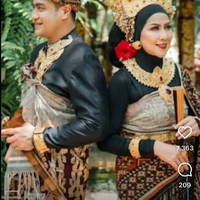 Dalam foto prewedding tersebut, Venna dan Ferry mengenakan dua busana adat Bali yang berbeda. Ada yang mengenakan busana bernuansa emas, dan hitam.Foto: Dok. Instagram