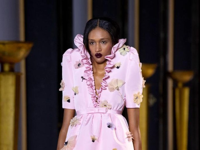 Viktor & Rolf Haute Couture Spring/Summer 2022 PARIS, FRANCE - JANUARY 26: (EDITORIAL USE ONLY - For Non-Editorial use please seek approval from Fashion House) A model walks the runway during the Viktor & Rolf Haute Couture Spring/Summer 2022 show as part of Paris Fashion Week on January 26, 2022 in Paris, France. (Photo by Kristy Sparow/Getty Images)