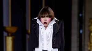 Horor atau Stylish? Gaun Drakula Hantui Paris Fashion Week